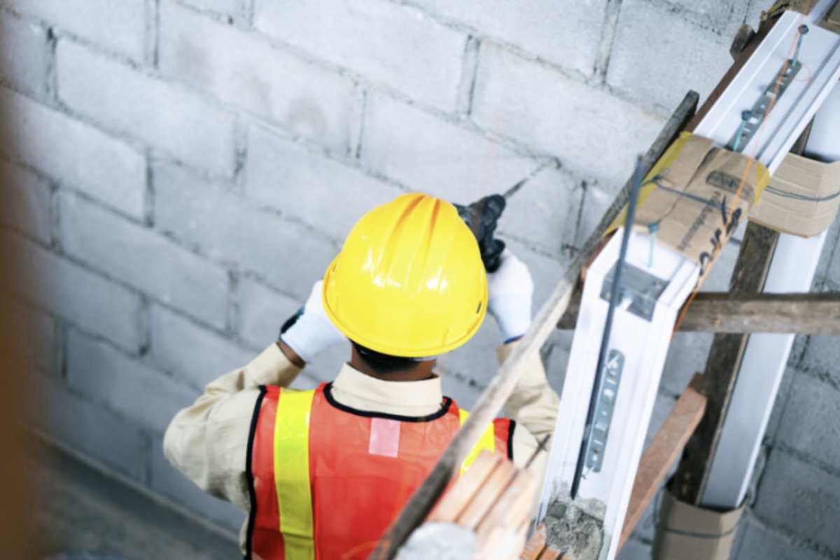 Per i reati di abuso edilizio, che rientrano tra le contravvenzioni, il termine ordinario di prescrizione è di quattro anni,