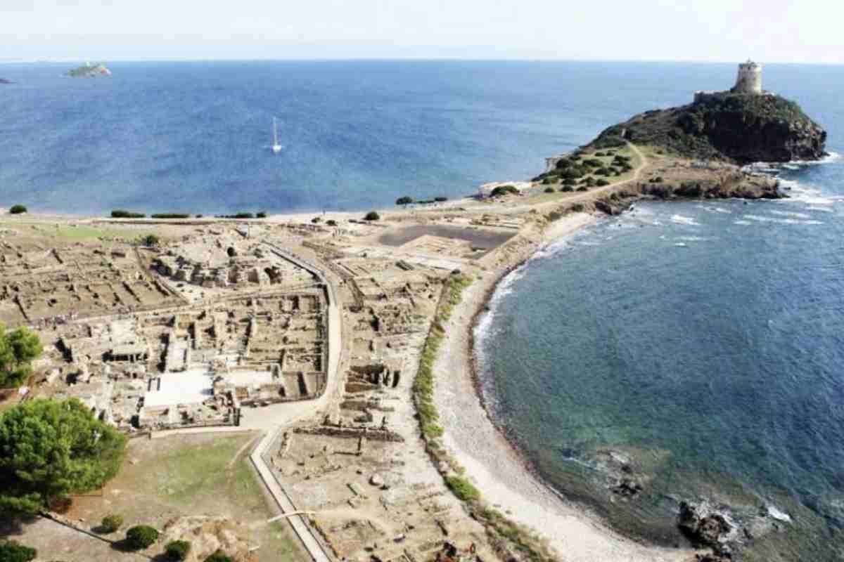 Il modo più rapido per raggiungere Nora è prendere un volo da Roma a Cagliari, con un tempo di viaggio di poco più di un’ora.