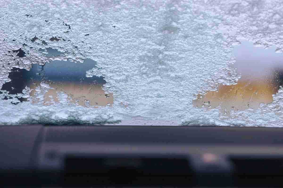 parabrezza e brina: modi di evitare problemi