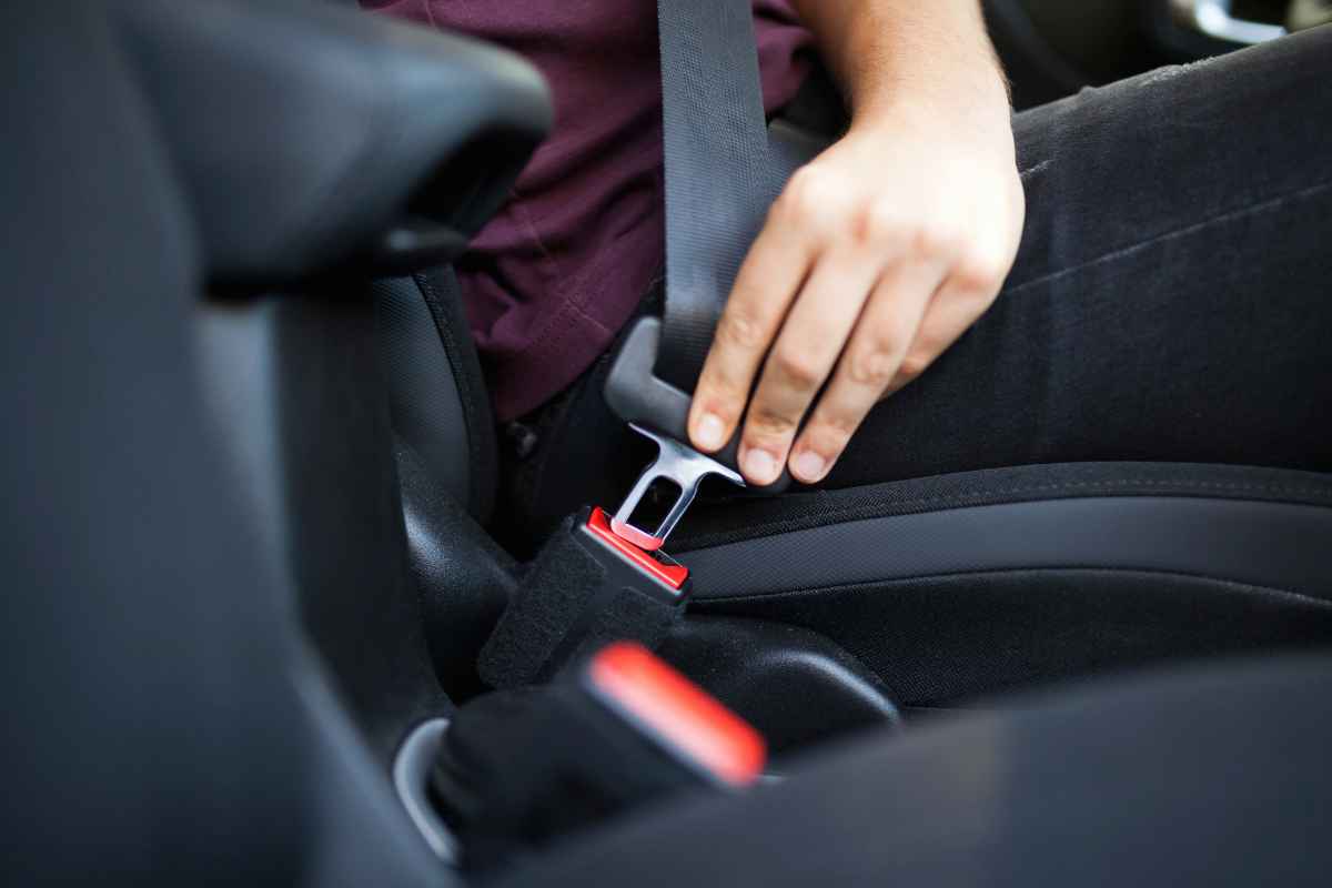 Auto, hai visto il bottone nero sulle cinture, tutti i dettagli