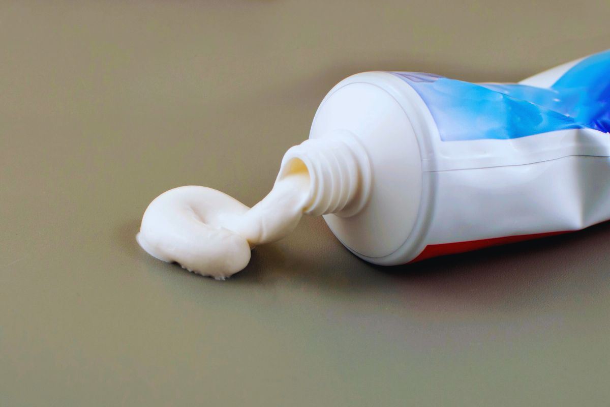 Il modo di eliminare la muffa dalla lavatrice con il dentifricio