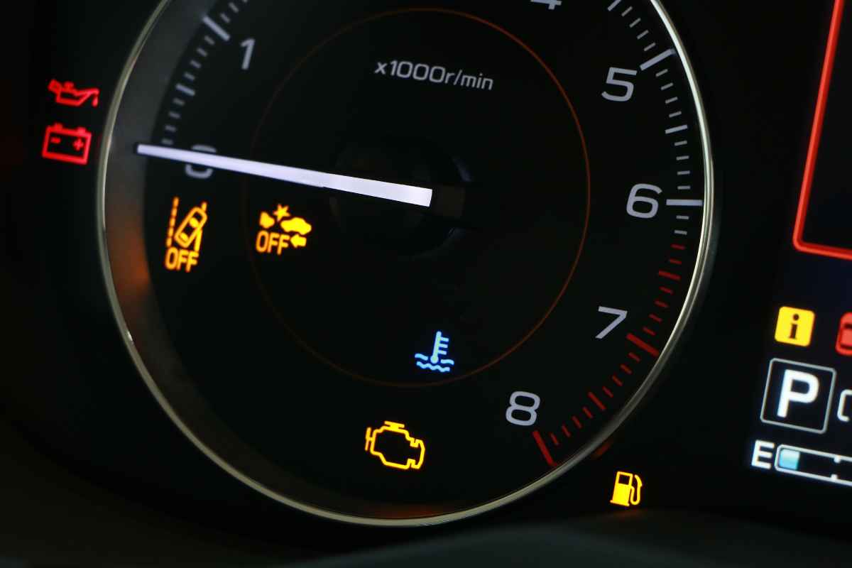 Cosa significa quando la spia del motore lampeggia, fai attenzione