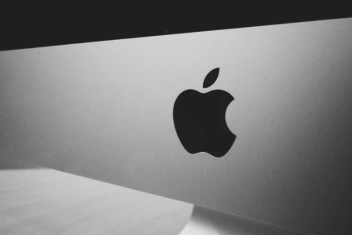 Apple, fondata nel 1976 da Steve Jobs, Steve Wozniak e Ronald Wayne, continua a dominare il mercato tecnologico globale con un fatturato