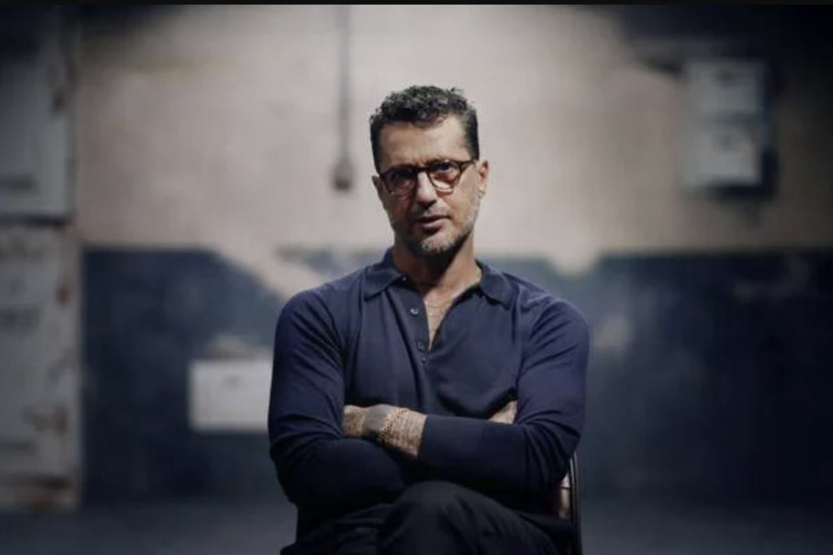 Fabrizio Maria Corona, nato a Catania nel 1974, è una delle figure più controverse e discusse dello spettacolo italiano.