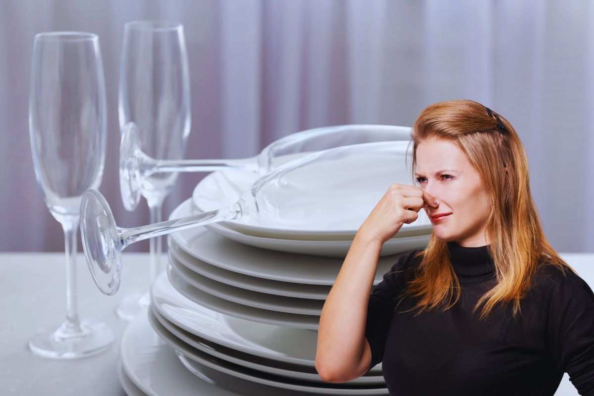 perchè piatti e bicchieri spesso puzzano?