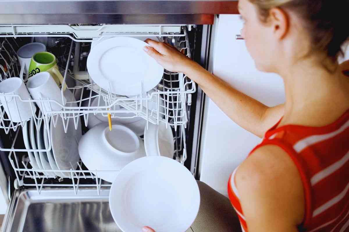 come eliminare la puzza in piatti e bicchieri