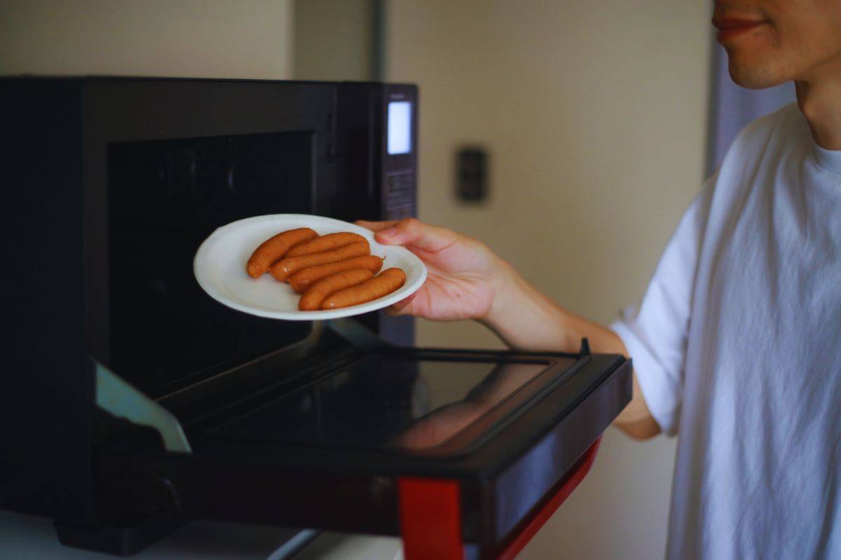 il microonde per sgrassare salsiccia e pancetta